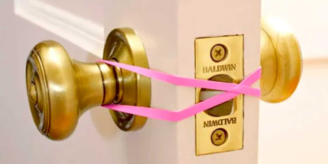 Keep a door unlocked by using a rubber band