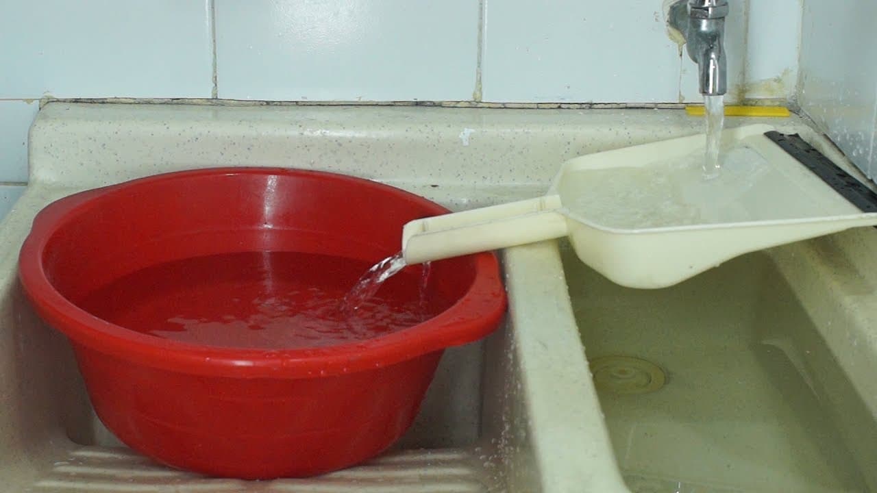 Pour Water Into Large Containers With Small Sinks Using A Dustpan